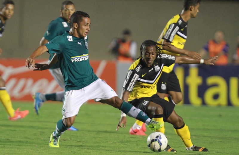 Volante Arouca disputa bola com jogador do Goiás | Carlos Costa / Futurapress / Folhapress