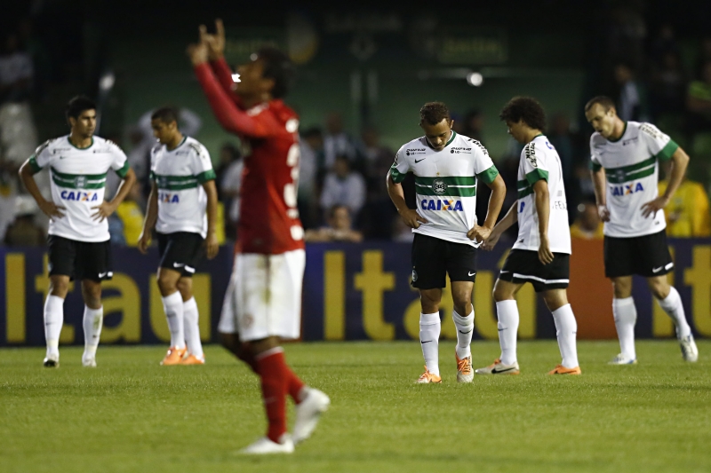 Jogadores do Coritiba lamentam gol de Wellington Paulista no primeiro tempo | Felipe Rosa / Tribuna do Paraná