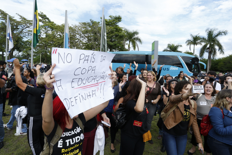 O ônibus da seleção saiu em meio a protestos de professores para Teresópolis. | Hugo Harada/ Gazeta do Povo
