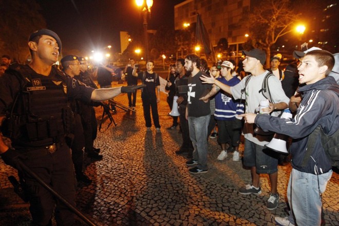 Protesto contra a Copa do Mundo termina em confusão em Curitiba |