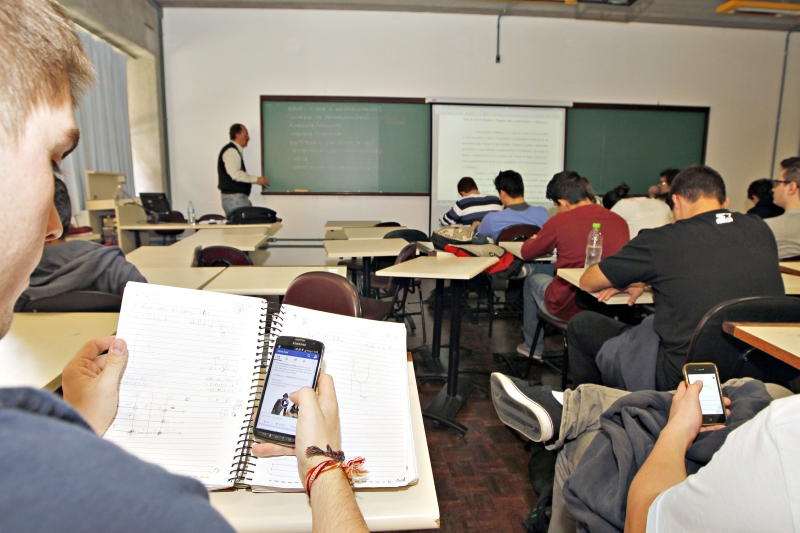 Segundo pesquisa, mais da metade dos universitários acessam as redes sociais durante as aulas | Antônio More/ Gazeta do Povo