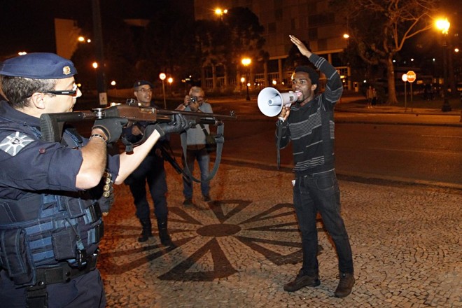 Guarda municipal enfrenta manifestante em proteste contra a Copa do Mundo |
