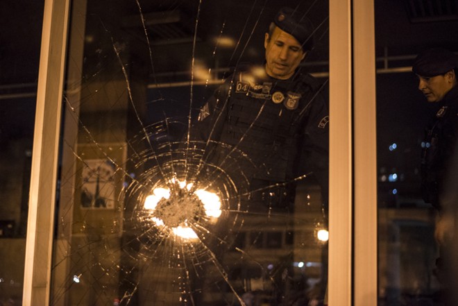Porta da Prefeitura de Curitiba foi danificada durante protesto |