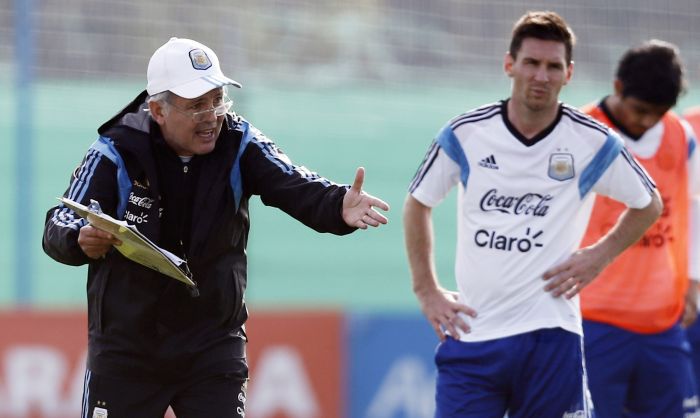 Técnico Alejandro Sabella orienta Messi no primeiro treino com bola da Argentina para a Copa | Marcos Brindicci / Reuters
