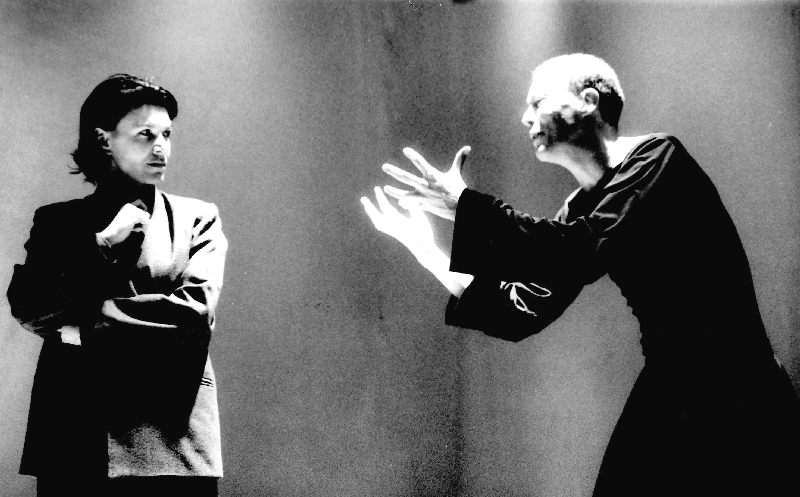 Estou Te Escrevendo de um País Distante, da curitibana Sutil Companhia de Teatro, com direção de Felipe Hirsch: versão moderna de Hamlet em 1997 | Roberto Reitenbach/Divulgação