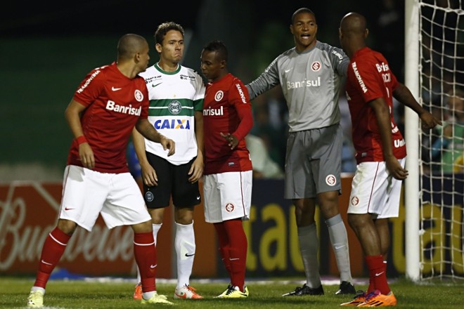 Keirrison tenta furar a defesa do Internacional | 