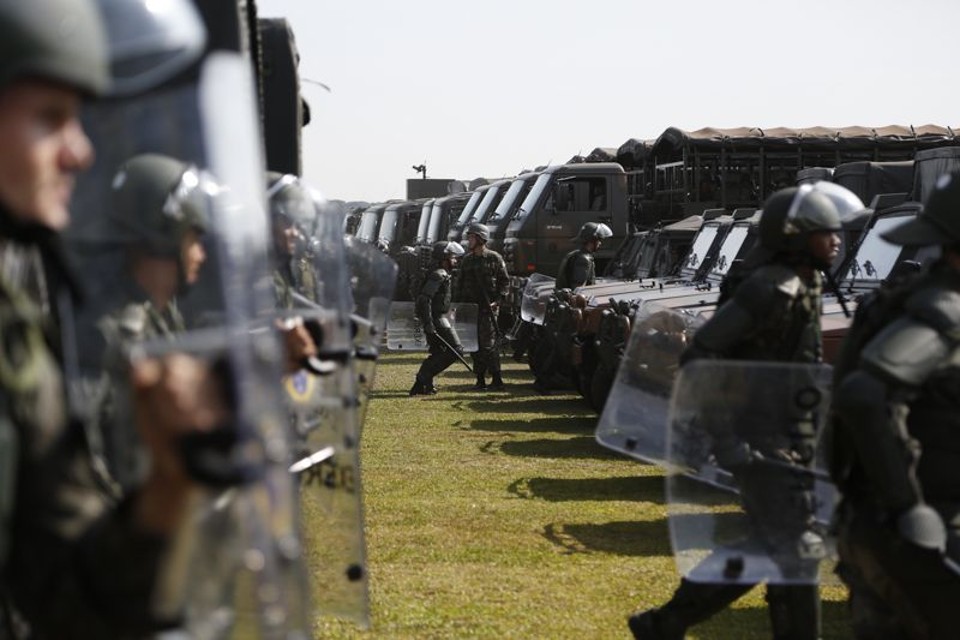 Treinamento do Exército no bairro Pinheirinho | Henry Milleo/Agência de Notícias Gazeta do Povo