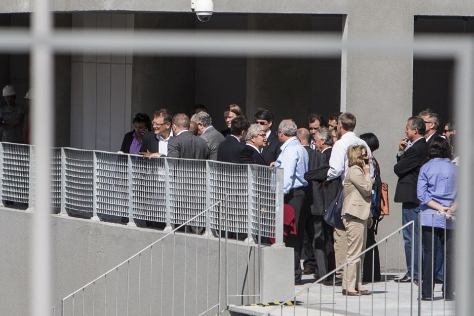 Jérôme Valcke (segundo da esquerda para direita) na chegada à Arena da Baixada às 12h20 desta quarta-feira | Henry Milléo / Gazeta do Povo