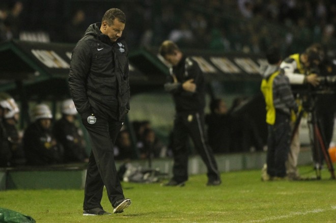 Técnico Celso Roth acompanha partida no Couto |