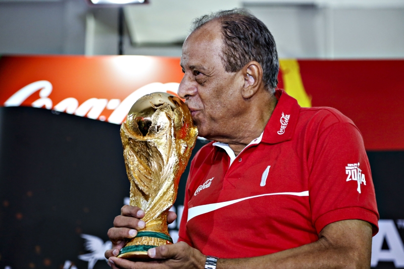 Carlos Alberto Torres beija a Taça Fifa: aposta no talento de Neymar | Henry Milléo / Gazeta do Povo