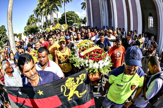 Cerca de 500 pessoas foram ao enterro do torcedor do Sport | Carlos Ezequiel Vannoni JCM/ Fotoarena/ Folhapress