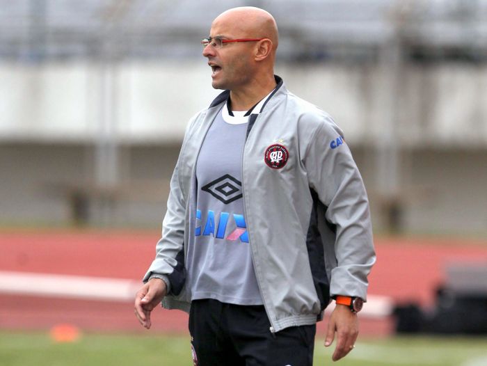 Leandro Ávila conta com o apoio dos jogadores para assumir em definitivo o comando do Atlético | Daniel Castellano / Gazeta do Povo