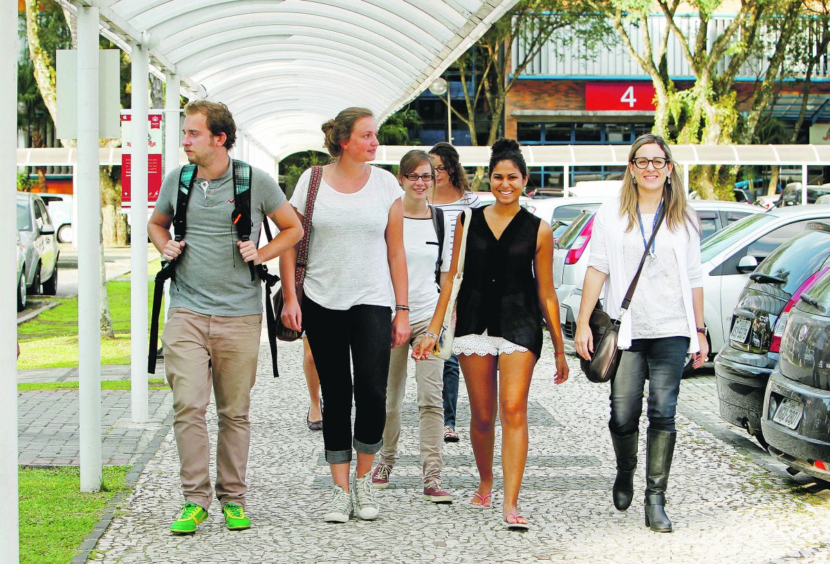 Estudantes franceses praticam de cursos com aulas em inglês na PUCPR, que mantém parceria com 50 instituições francesas. | Antonio More/Gazeta do Povo
