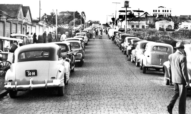 Rua Buenos Aires num domingo de Atlétiba, em dezembro de 1945 |