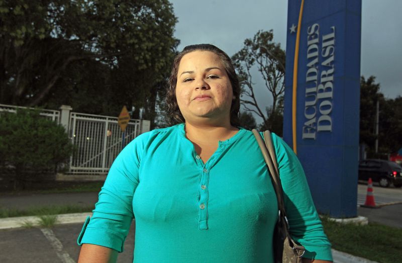 Camila Nichetti, estudante de Jornalismo da Unibrasil, optou pelo Fies, principalmente, pelos juros mais baixos | Antônio More/ Gazeta do Povo