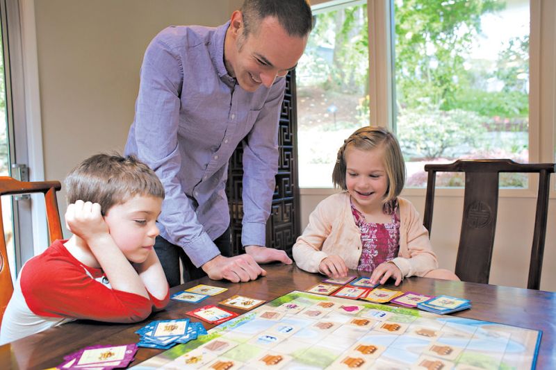 Financiamento coletivo e impressoras 3-D facilitam criar jogos de tabuleiro. Dan Shapiro e os filhos brincam com jogo sobre programação de computador | David Ryder para The New York Times