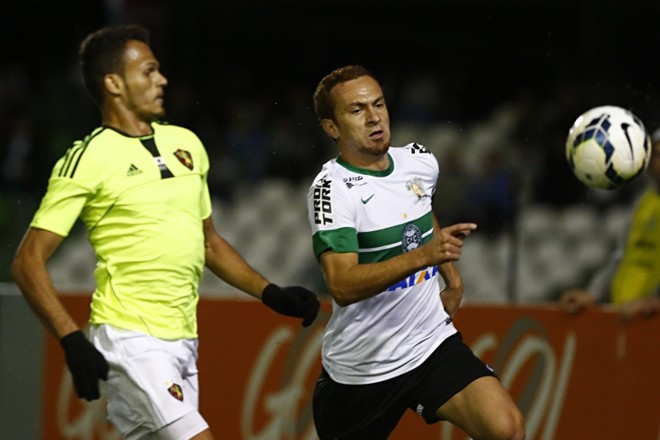 Zé Love disputa bola com zagueiro do Sport | 