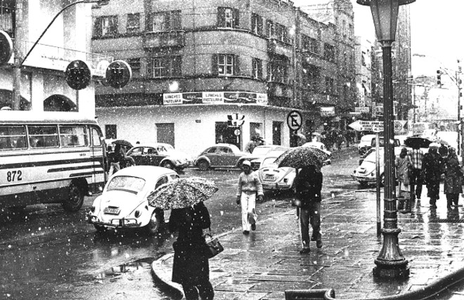 Aspecto da nevada de julho de 1975 na Rua Cândido Lopes, em frente da Biblioteca Pública |