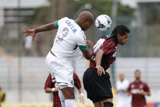 Luccas Claro disputa bola com Éderson no Atletiba | 
