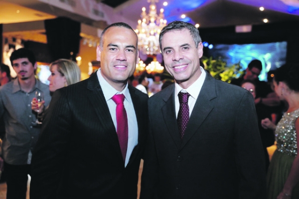 Palco de grandes eventos da agenda elegante local e nacional, o Castelo do Batel sediou nos dias 16, 17 e 18 de maio a 5ª edição do Inesquecível Casamento Week Curitiba. Na foto, Fabiano Niederauer e Marcelo Lupion, respectivamente comandante do evento e da revista Inesquecível Casamento, e diretor do Castelo do Batel | Namester