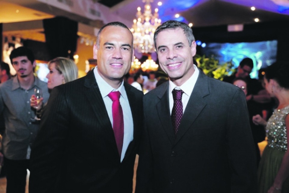 Palco de grandes eventos da agenda elegante local e nacional, o Castelo do Batel sediou nos dias 16, 17 e 18 de maio a 5ª edição do Inesquecível Casamento Week Curitiba. Na foto, Fabiano Niederauer e Marcelo Lupion, respectivamente comandante do evento e da revista Inesquecível Casamento, e diretor do Castelo do Batel | Namester