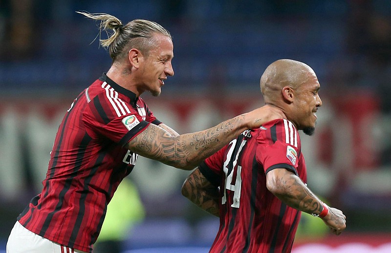 Nigel de Jong comemora gol do Milan com Mexès: vitória não serviu para classificar para a Liga Europa | EFE