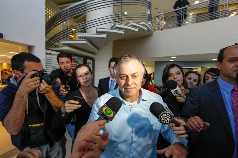 O ex-diretor da Petrobras Paulo Roberto Costa deixa a sede da PF em Curitiba, onde estava preso. Decisão do STF beneficia outros 11 suspeitos | Daniel Castellano/ Gazeta do Povo