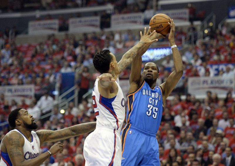 Kevin Durant (azul) foi o cestinha na vitória do Oklahoma City Thunder sobre o Los Angeles Clippers | Richard Mackson / USA Today Sports