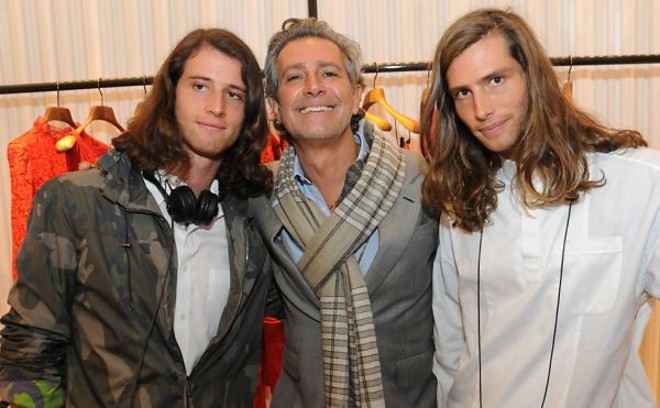 O embaixador da marca Valentino para o mundo Cacá de Souza (centro) com os filhos Anthony e Sean, DJs que comandarão o som no coquetel de lançamento da coleção Rouge Absolute Signature, na loja do Pátio Batel. Dia 10 de junho, das 17 às 22 h | 