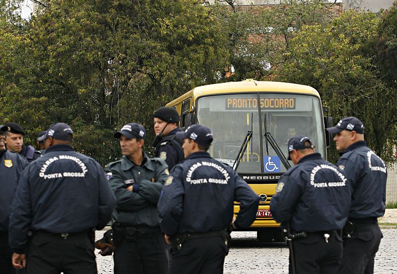 Guardas municipais vigiam terminal de ônibus após protesto contra a greve de ônibus em Ponta Grossa | Josué Teixeira / Agência de Notícias Gazeta do Povo