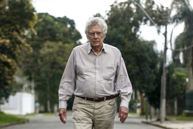 O engajado: Desde que se aposentou, há dez anos, o curitibano Oswaldo Aranha tem se dedicado a um trabalho pouco habitual entre os moradores da cidade: o de associações de bairro. O levantamento do Paraná Pesquisas mostra que 8,5% dos entrevistados participam desses grupos. Para Oswaldo, que já presidiu a associações de moradores do Jardim Social e continua atuando no grupo, um dos papeis do cidadão é garantir melhores condições de vida para si mesmo e para o próximo.