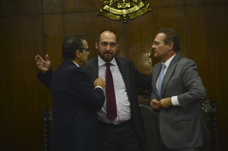 Luís Inácio Adams entre os presidentes da Câmara, Henrique Alves, e do Senado, Renan Calheiros | José Cruz/ABr