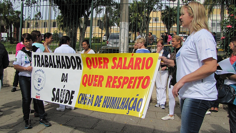 Protesto reuniu cerca de 150 pessoas e durou do meio-dia até as 13h30. Atendimento não foi afetado | Sindesc / Divulgação