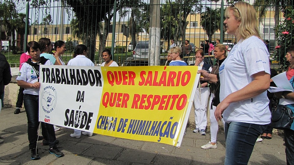 Protesto reuniu cerca de 150 pessoas e durou do meio-dia até as 13h30. Atendimento não foi afetado | Sindesc / Divulgação