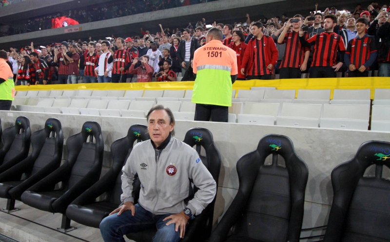 Técnico atleticano Miguel Ángel Portugal no banco de reservas | Daniel Castellano / Gazeta do Povo