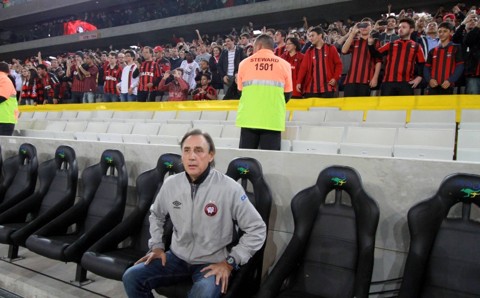 Técnico atleticano Miguel Ángel Portugal no banco de reservas | Daniel Castellano / Gazeta do Povo