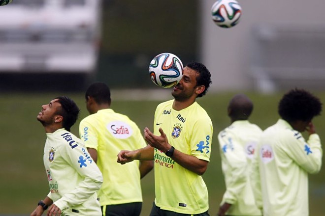 Fred brinca com a bola no aquecimento | 
