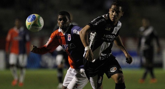 Henrique Santos saiu no intervalo lesionado | 