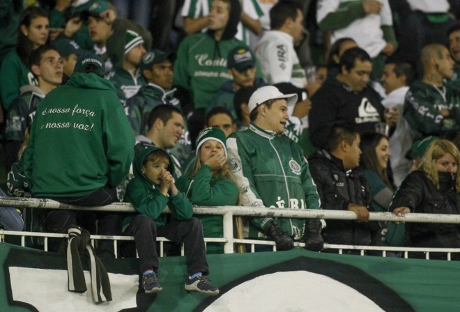 Torcida coxa-branca apreensiva no Couto Pereira |