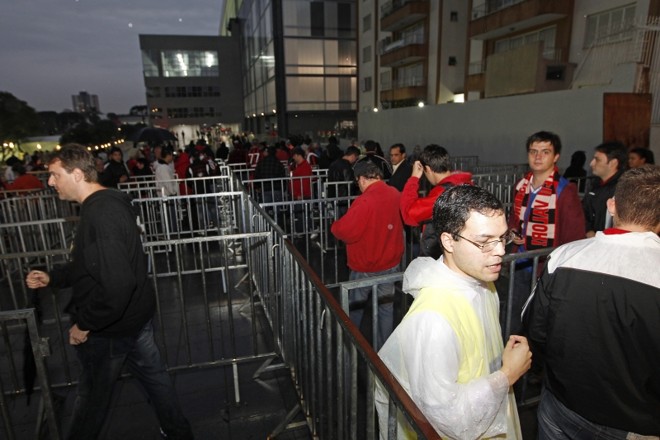 Aos poucos, os torcedores foram entrando no estádio | 