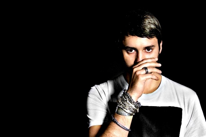 O francês Paul Ritch se apresenta com um DJ set ao vivo | 