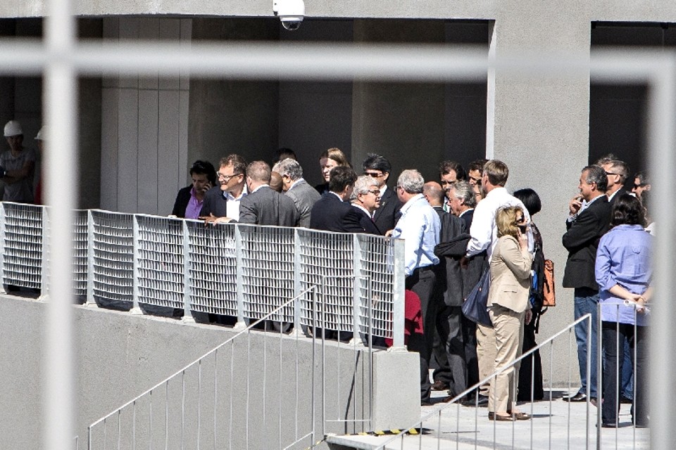 Jérôme Valcke é seguido por uma multidão em visita à Arena da Baixada | Henry Milléo/ Gazeta do Povo