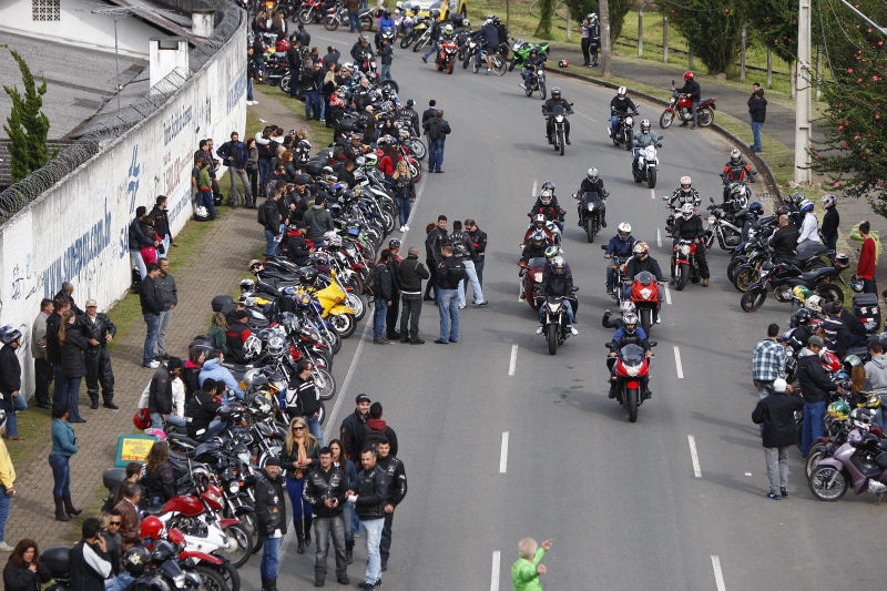 Descida da Serra do Mar reuniu pessoas de diferentes perfis e idades | Jonathan Campos/ Gazeta do Povo