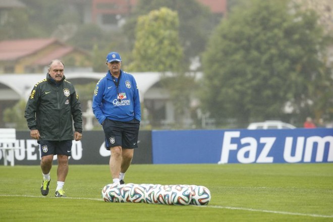 Auxiliar Murtosa e Felipão chegam para o treino | 