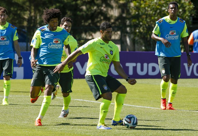 Hulk conduz a bola no treino do Brasil | 