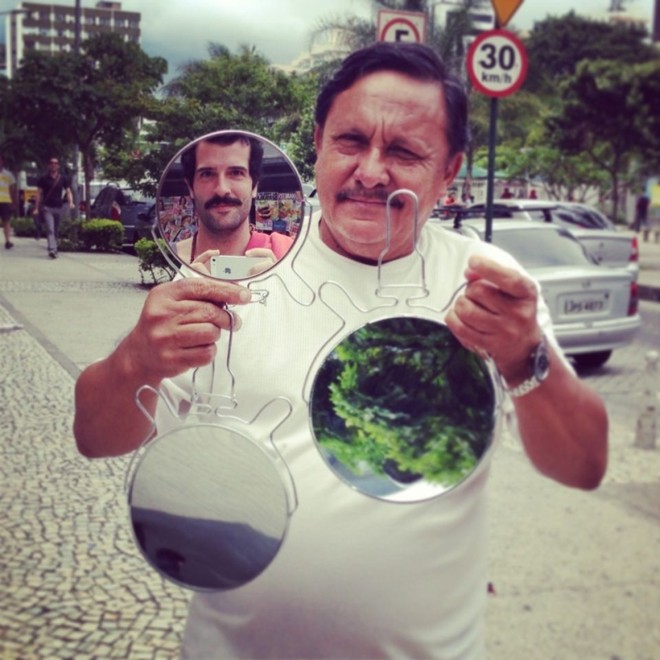 O fotógrafo no espelho, em um autorretrato | 