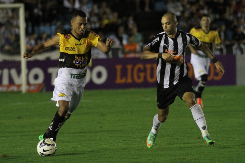 Diego Tardelli do Atlético-MG disputa bola com jogador do Criciúma | Fernando Ribeiro / Divulgação Criciúma