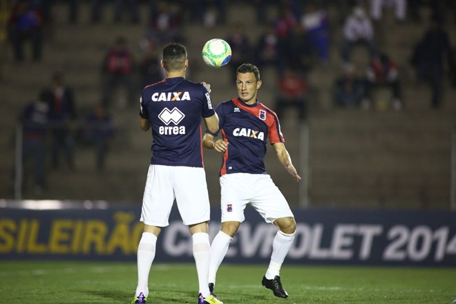 Zagueiro Gustavo durante o aquecimento antes do jogo. Ele reestreou pelo Tricolor | 