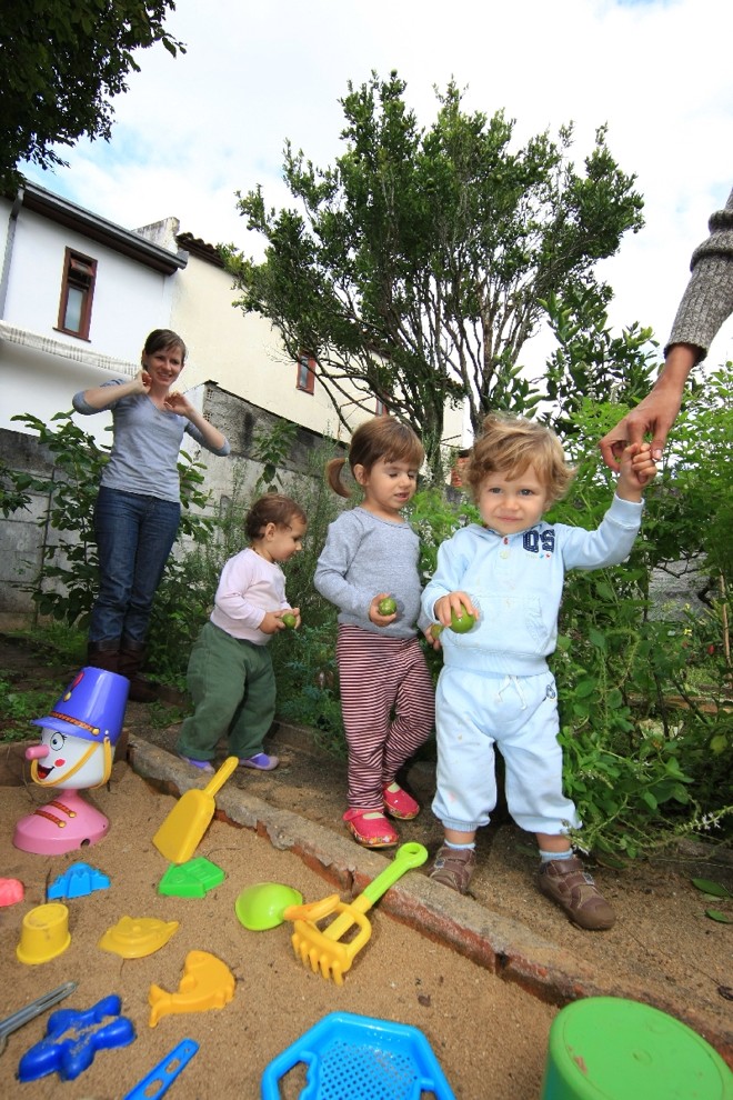 A mamãe Grace observa Maria Clara, Júlia e João |