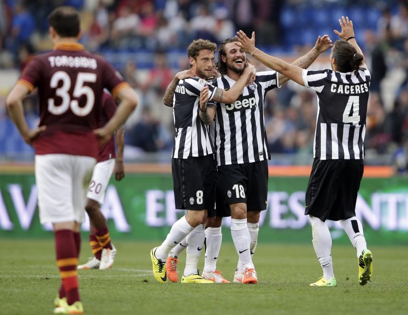 Pablo Osvaldo (ao centro) comemora com Claudio Marchisio e Martin Cacere na vitória da Juventus que garantiu o título | Max Rossi/Reuters